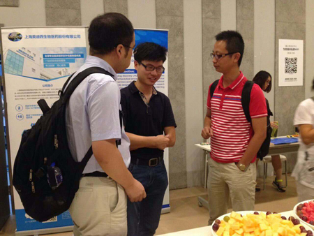 不朽情缘mg官网CMC部门副主任黄冲和参会人员交流