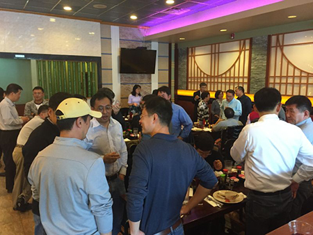 专家们相谈甚欢，直到傍晚时分，仍不舍离去