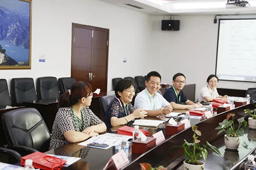 宜昌人福药业副总裁、总工程师李莉娥，产品开发中心主任吕金良，副主任吴有斌、曲龙妹等