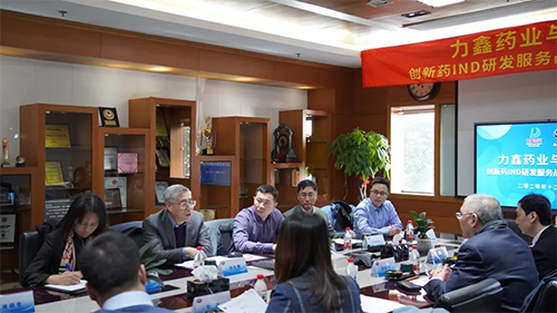 不朽情缘mg官网创始人&CEO陈春麟博士、化学部与生物部高级副总裁任峰博士、药代动力学与生物分析部副总裁辛保民博士、商务发展部副总裁蔡金娜博士等出席签约仪式。