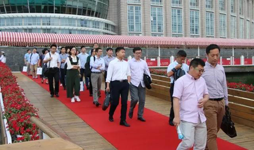 晚宴伊始，前来参加晚宴的嘉宾们纷纷踏上红毯，前往码头